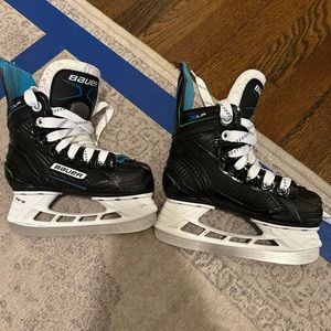 Bauer X-LP youth ice skate